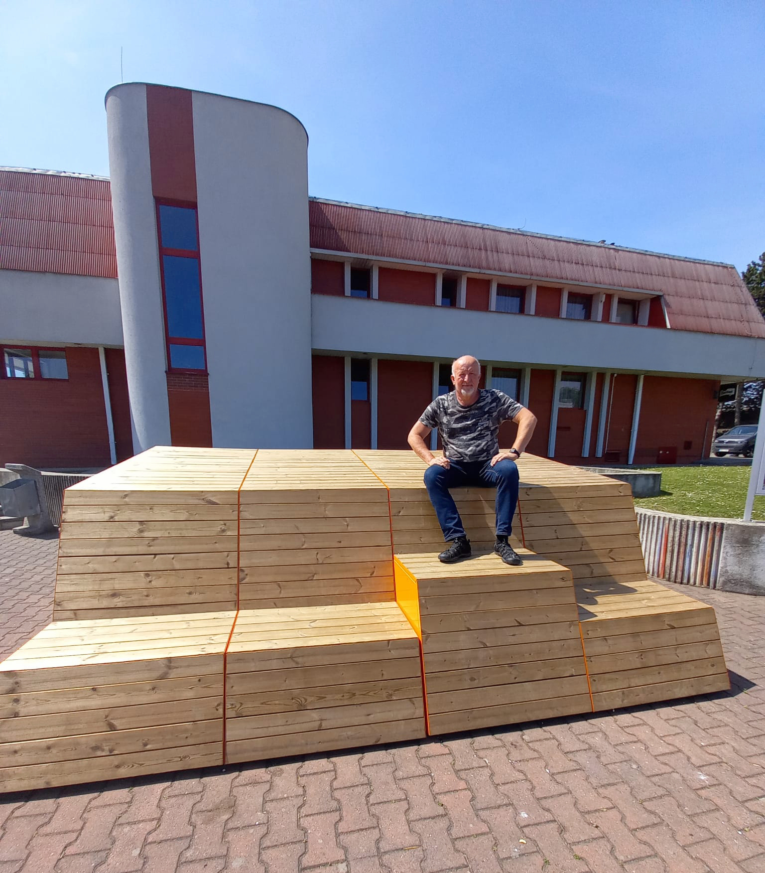 ukládání kol ve městech velká městská sedací sesatva Cyklobox a modulární sedací systém, městský mobiliář, průmyslový a produktový design 