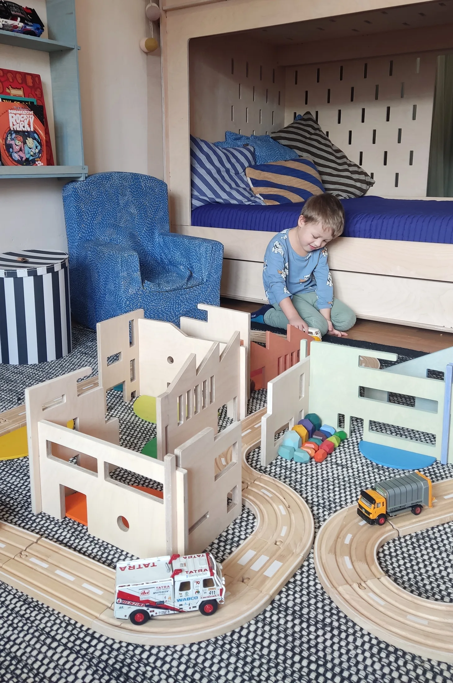 dřevěné hračky vláčkodráha návrh interiéru dětského pokoje montessori hračky minimalismus Herní prvky z březové překližky, funkcionalistické domy, produktový design, design nábytku mixmag. ing. arch. Pavla Tylichová