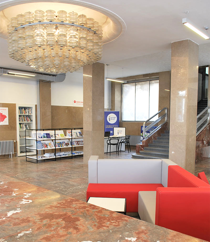 Návrh interiéru turistického informačního centra v Pardubicích. foyer s centrálním závěsným svítidlem původní skleněný lustr 