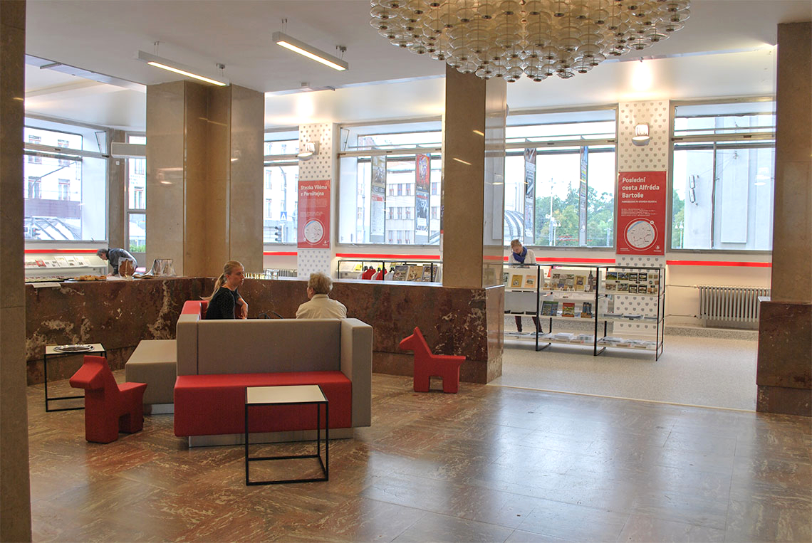 Návrh interiéru turistického informačního centra v Pardubicích. Design modulární sedačky ve prostoru foyer