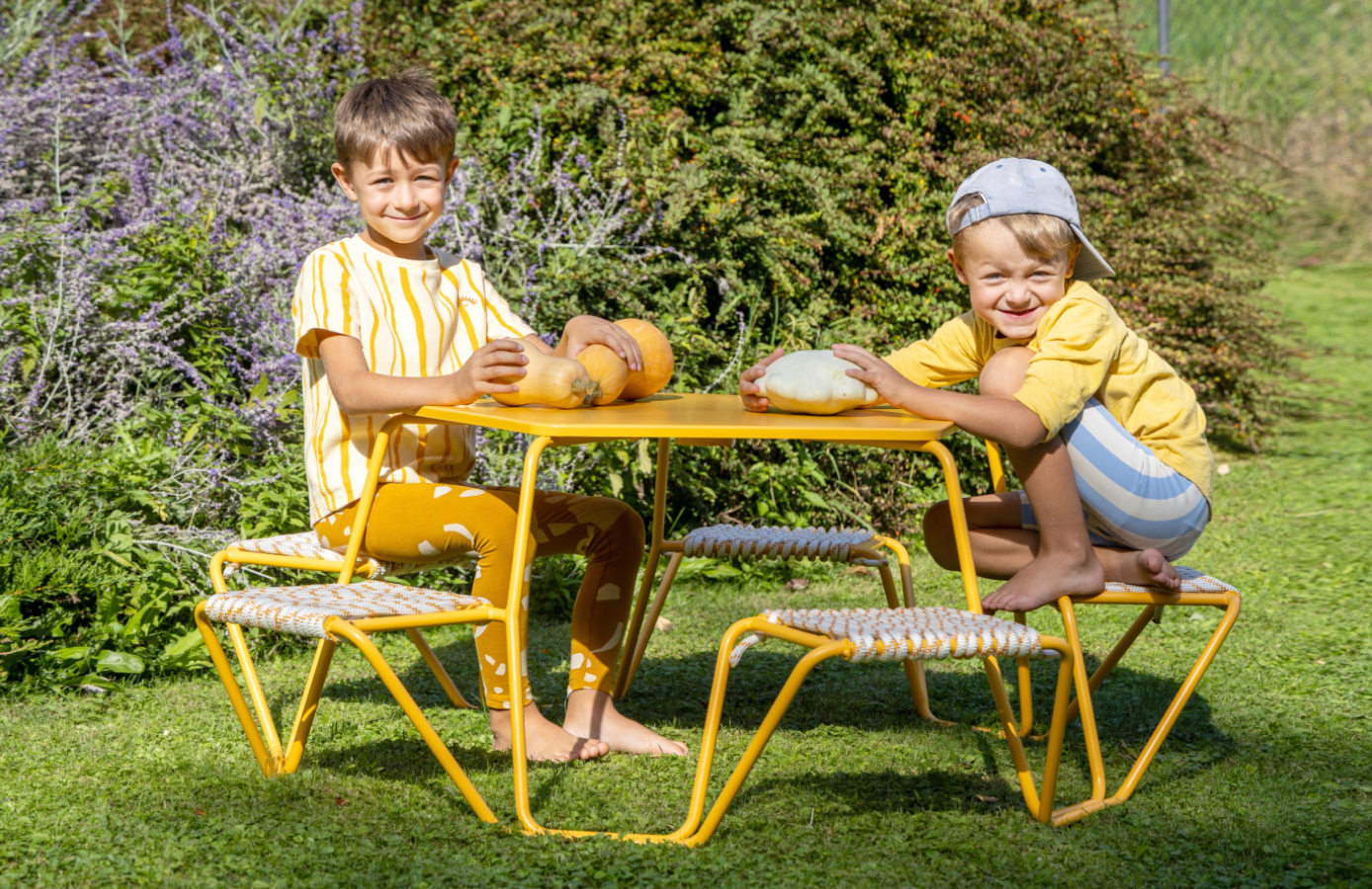 Dětské piknikové stoly Muselet Kids sedáky s lanovými výplety stohovatelnost, městský mobiliář a venkovní nábytek, průmyslový a produktový design ing. arch. Pavla Tylichová