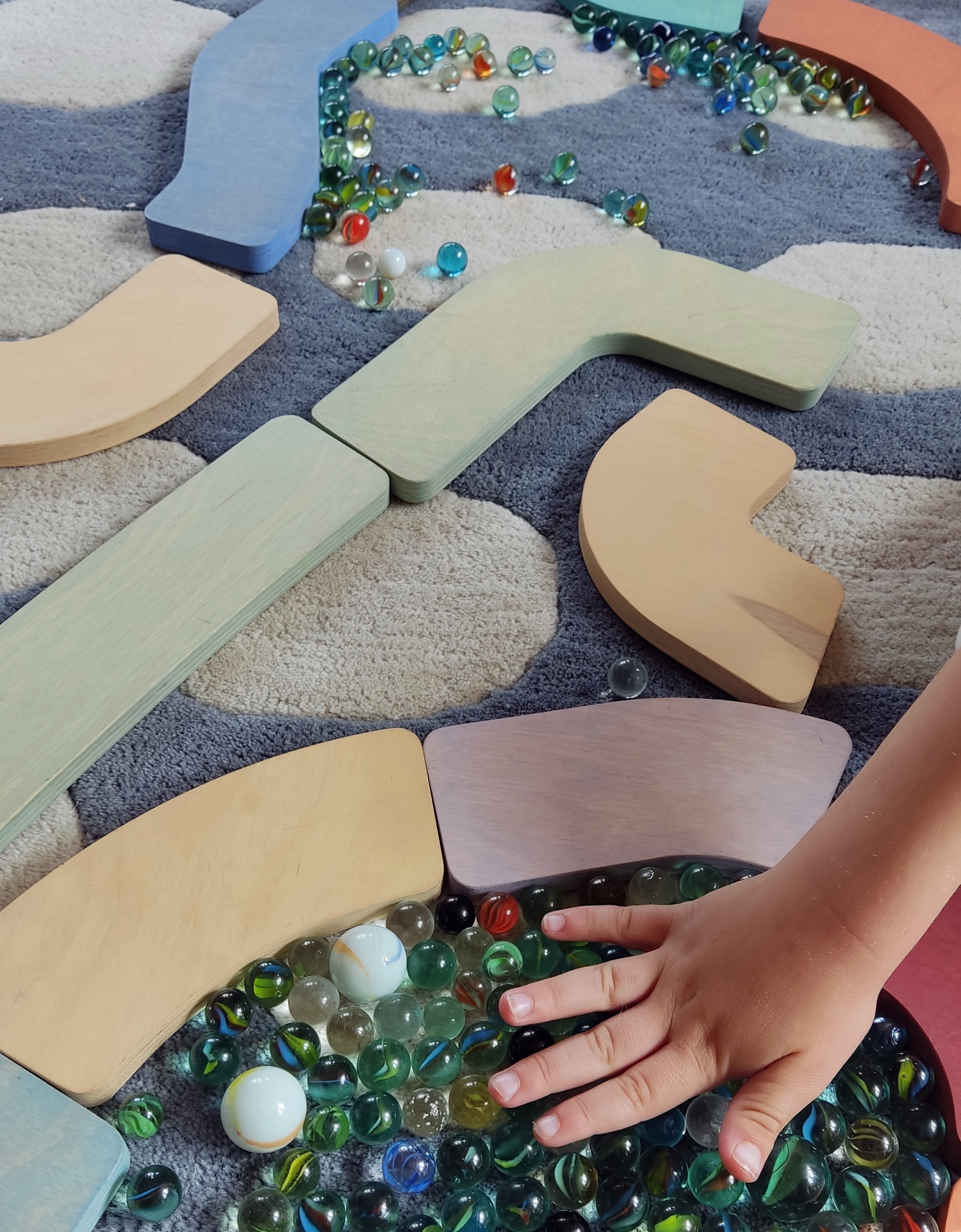volná hra dřevěná hračka design minimalismus děti montessori mixmag studio 