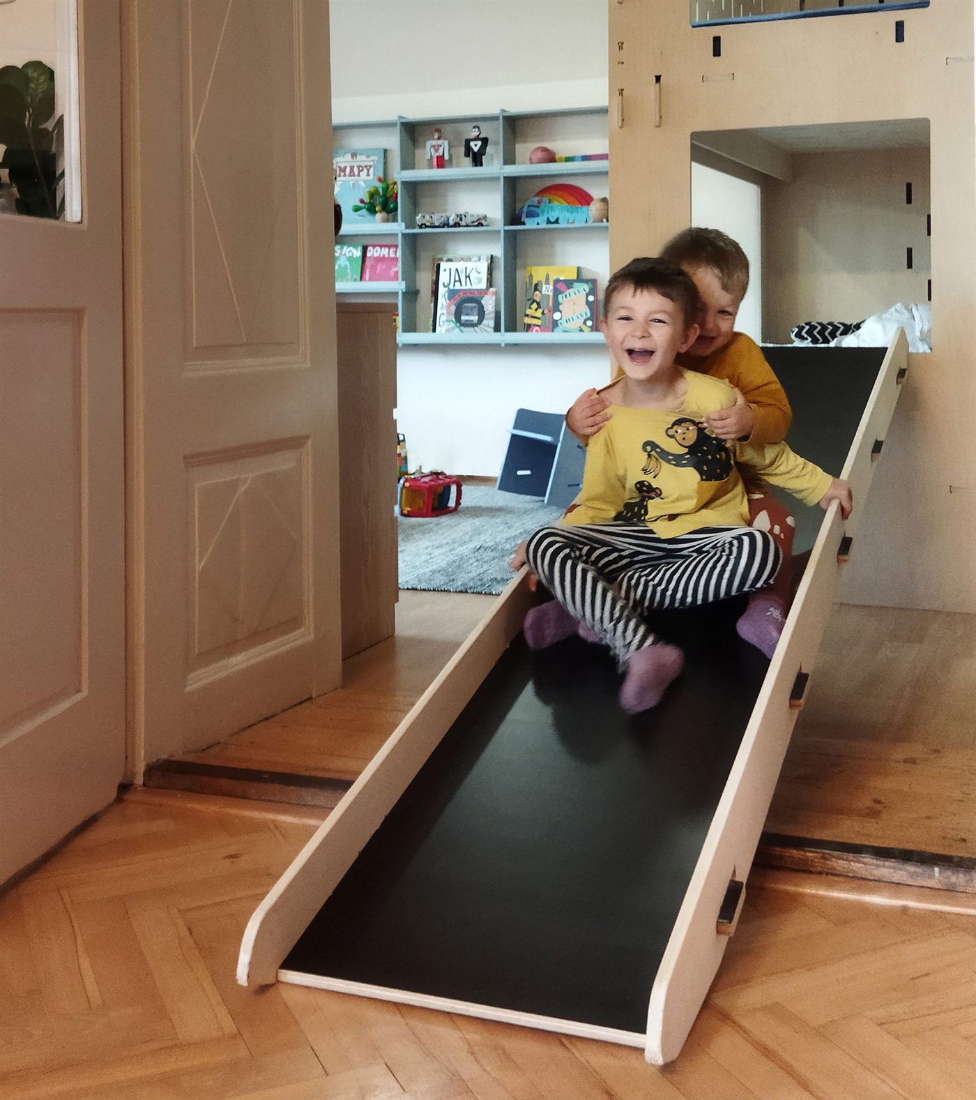 minimalistická patrová postel s klouzačkami mixmag
