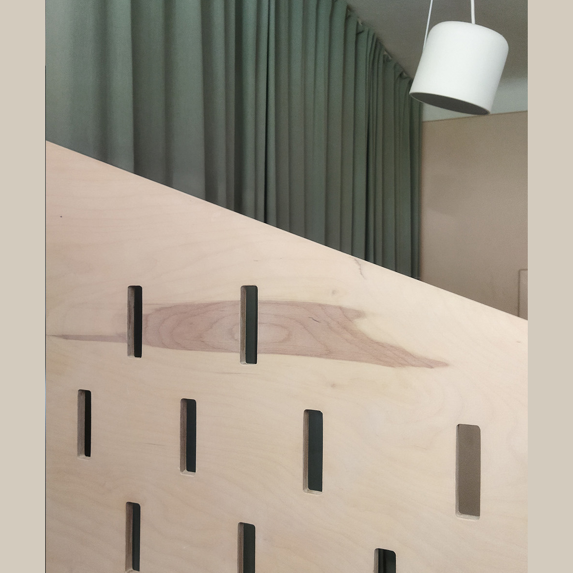 detail výřezů patrové postele s klouzačkami mixmag design nábytku cnc díly překližka