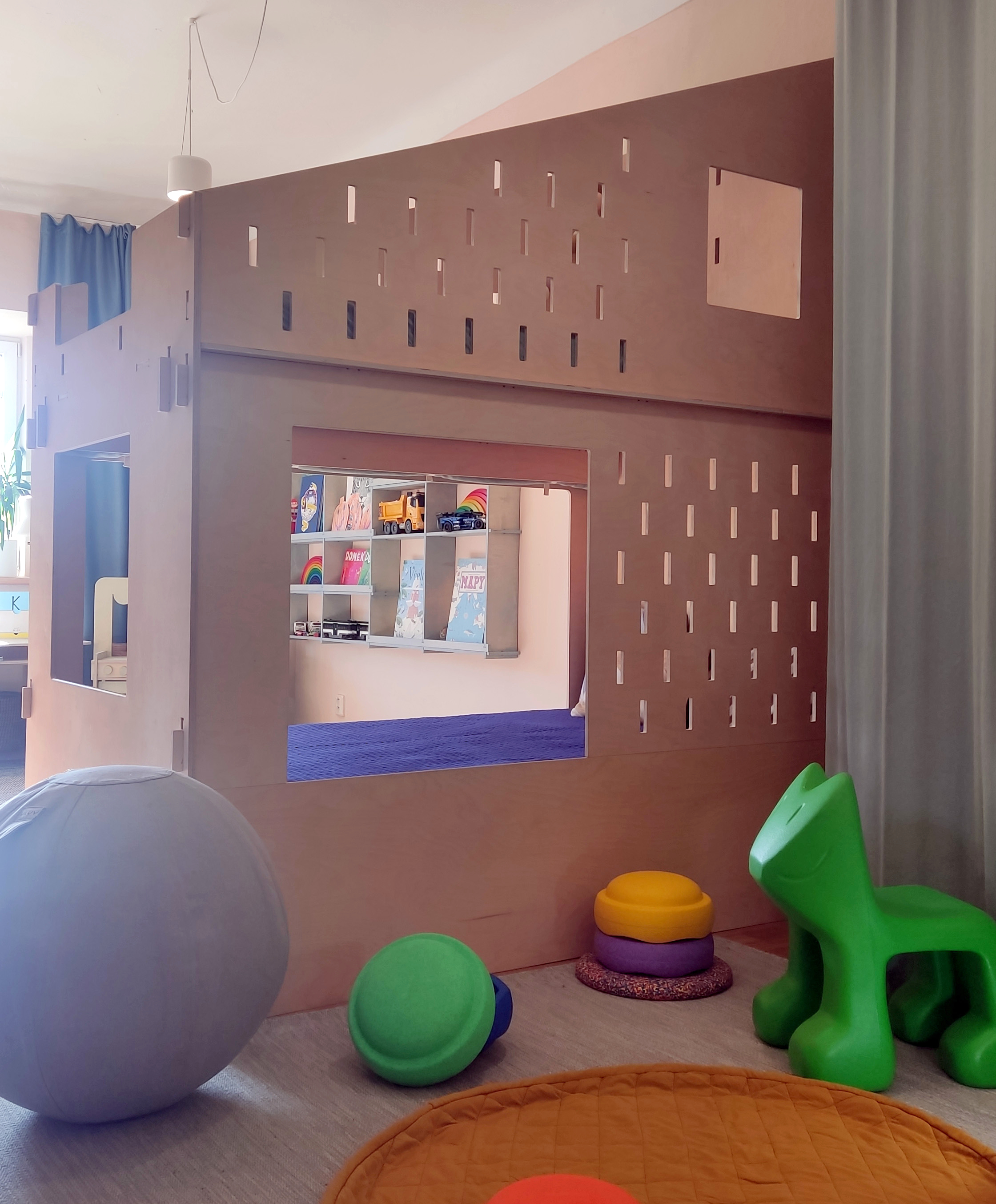 design minimalistického nábytku do dětského pokoje patrová postel s klouzačkami mixmag ing. arch. Pavla Tylichová