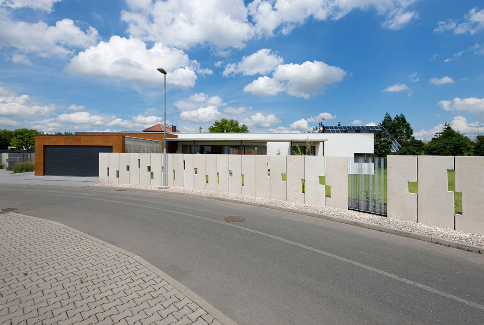 Architektonický návrh a realizace rodinného domu v Pardubicích. Betonové dílce oplocení.