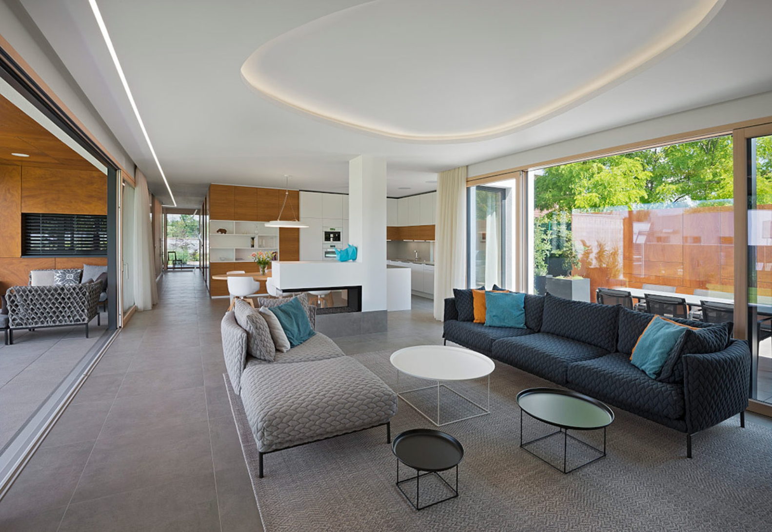 sedací souprava Gentry Extra Light Sofa Moroso Patricia Urquiola konsepti Architektonický návrh a realizace rodinného domu v Pardubicích. Interiérový návrh hlavního obytného prostoru.