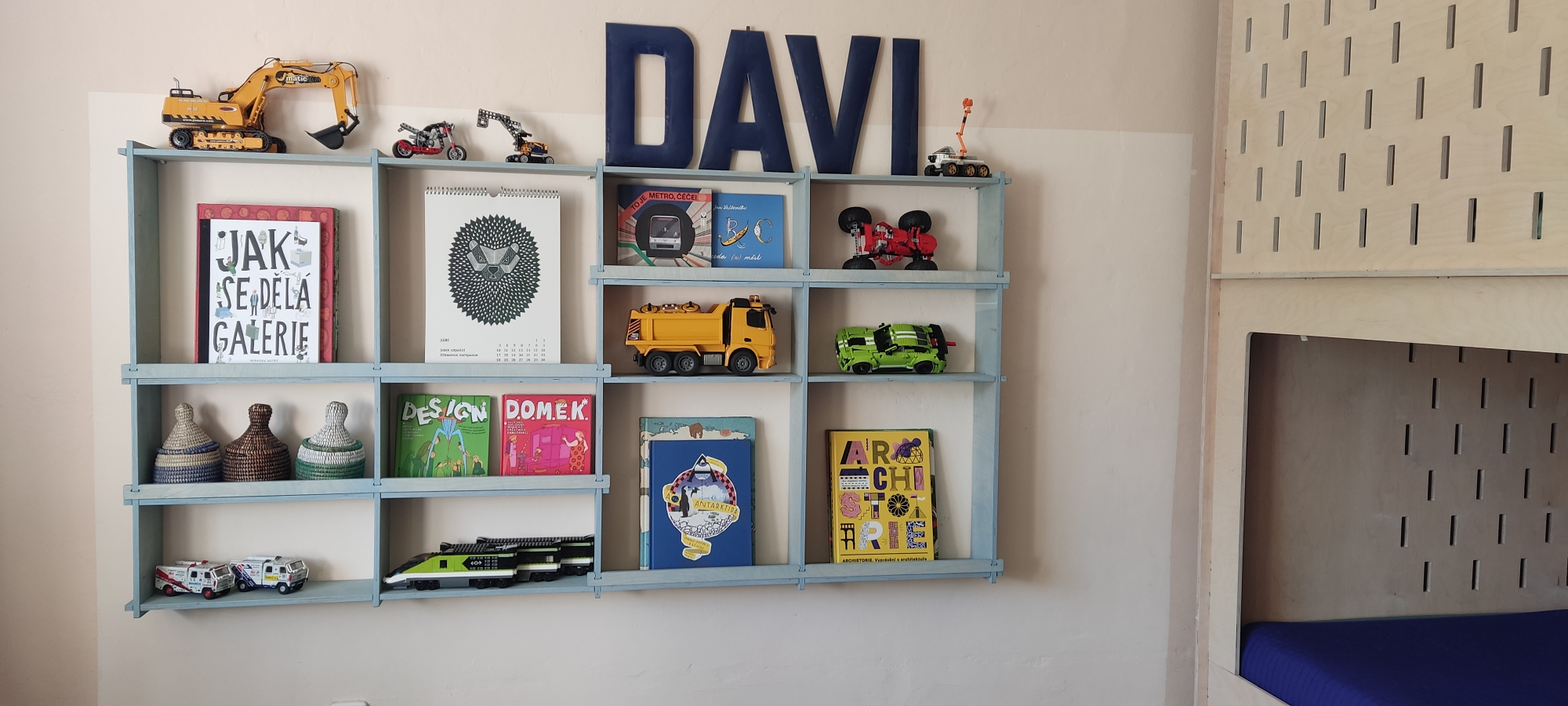 minimalistický závěsný regál z překližky cnc díly, design nábytku