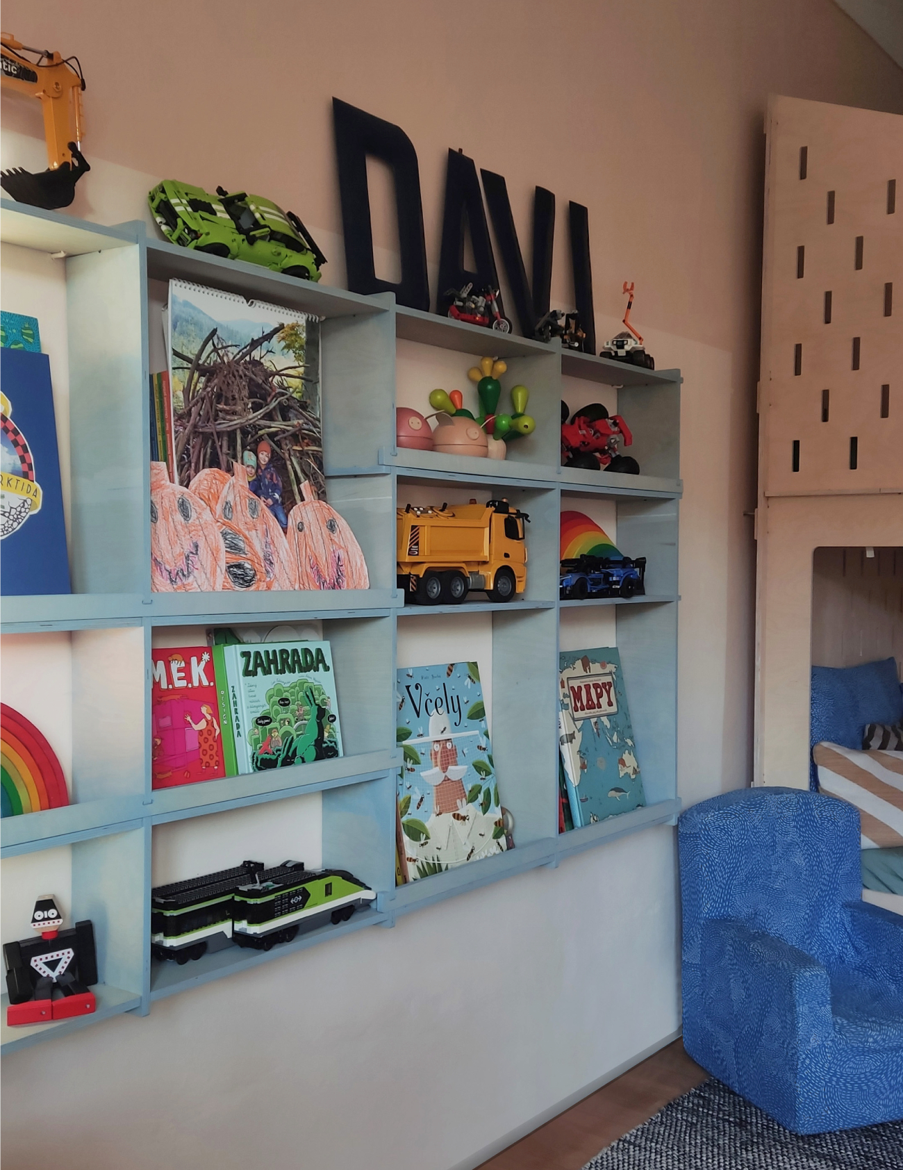 návrh nábytku, design interiéru dětského pokoje, závěsný regál a patrová postel mixmag design Pavla Tylichová