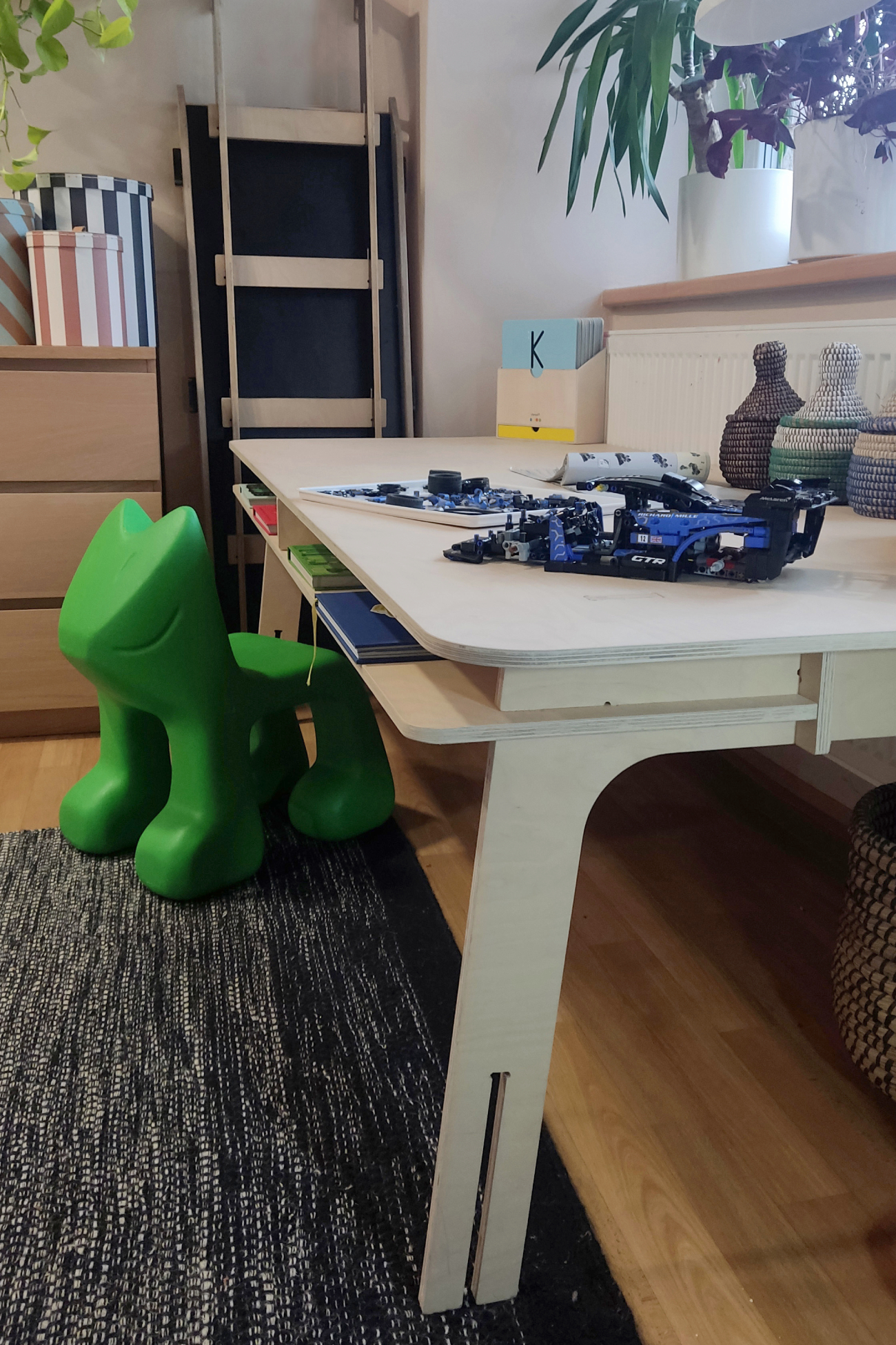 detail rostoucího stolu se zasouvacími díly z překližky design nábytku mixmag