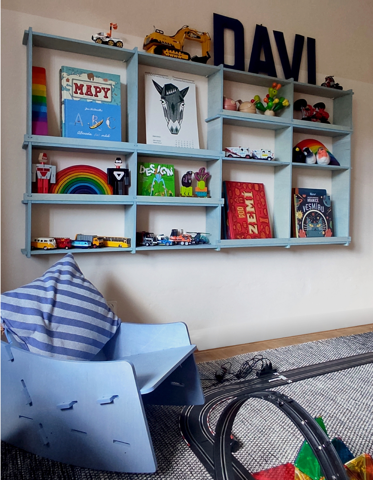 návrh interiéru dětského pokoje, interiírový design, minimalistický závěsný regál